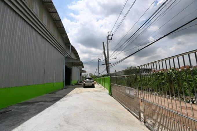 โกดังให้เช่าพร้อมสำนักงาน 2448 ตรม ถร่มเกล้า ซอย 21-7 แบ่งเช่าได้