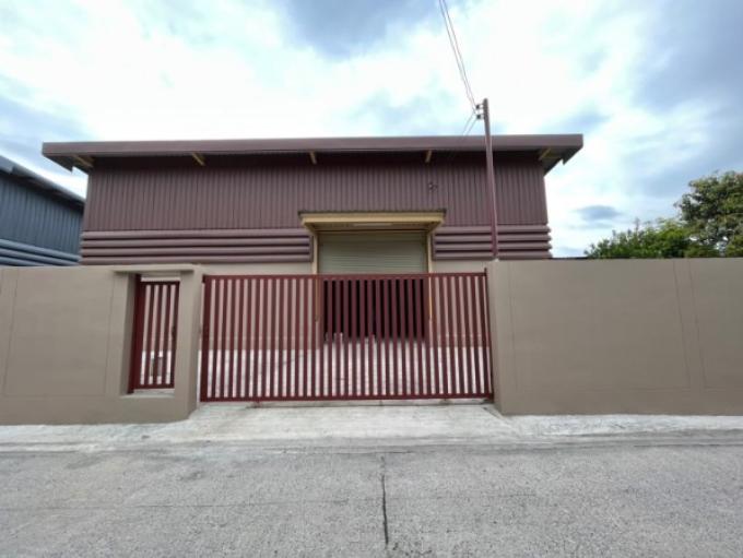 ให้เช่าโกดัง คลังสินค้า สร้างใหม่ ห้องน้ำในตัวโครงสร้างแข็งแรง ขนาด 500 ตรม สูงโปร่ง บริเวณซอยคู้บอน ถนนรามอินทรา กม 8