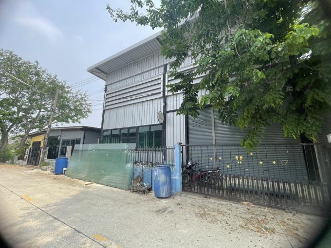 F 3025 ให้เช่าโกดังพร้อมสำนักงาน และมีห้องพักคนงาน 3 ห้อง พื้นที่รวม 798 ตรว อยู่บริเวณลำลูกกาคลอง 4 ปทุมธานี