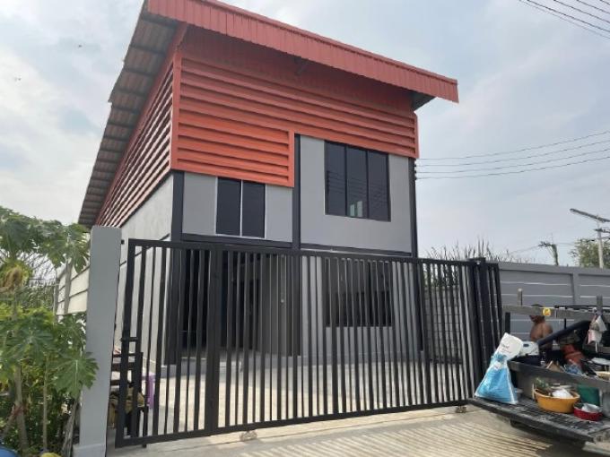 F 3283 ให้เช่าโกดังพร้อมออฟฟิศ ห้องพัก ขนาด 242 ตารางเมตร  บริเวณถนนคลองถนน  ตำบลบางรักพัฒนา อำเภอบางบัวทอง นนทบุรี