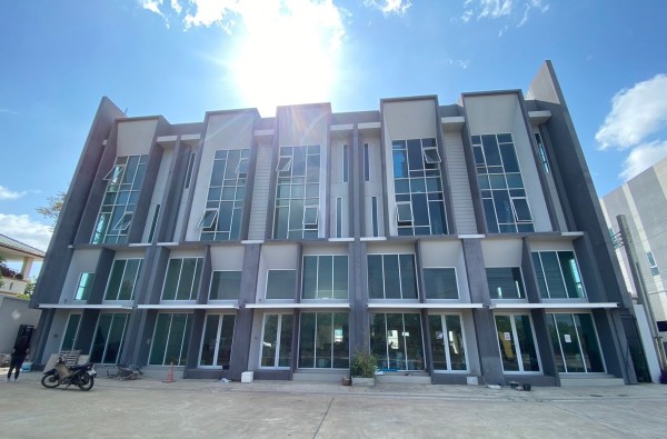 อาคารพาณิชย์ 3 ชั้นครึ่ง ให้เช่า ประชาอุทิศ มีดาดฟ้า 5 ห้องติดกัน พื้นที่เก็บสินค้า รวม 1500 ตรม. 