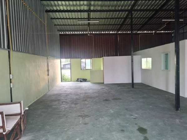 F 3265 ให้เช่าอาคารโกดังพร้อมออฟฟิศ ขนาด 150 ตรม. ทำเลดีมากติดถนน 4 เลน บริเวณลำลูกกาคลอง 5 ปทุมธานีใกล้มอเตอร์เวย์ ด้านหน้ามีจอดรถ 4 คัน