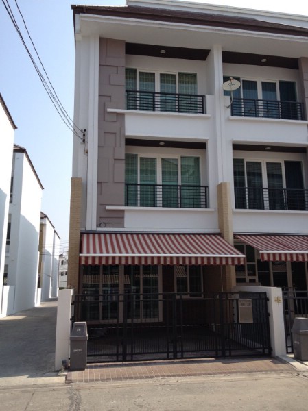 OF 0207 ขายหรือให้เช่าทาวน์โฮม3ชั้นหมู่บ้านกลางเมืองเอสเซ้นส์ พระรามเก้า-ลาดพร้าว (Baan Klang Muang S-Sense Rama 9-Lardprao) 