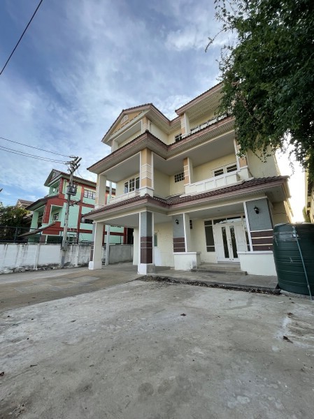 F 4216 ให้เช่าโรงงานโกดัง บนที่ดิน 216 ตารางวา บริเวณตำบลคอกกระบือ อำเภอเมืองสมุทรสาคร พื้นที่ใช้สอยทั้งสิ้น 740 ตารางเมตร