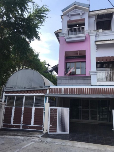 TH 0700 ให้เช่าทาวนโฮม3ชั้นหมู่บ้านกลางเมือง เหม่งจ๋ายลาดพร้าว ตกแต่งบิ๊วอิน