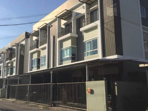 TH 1012 ให้เช่าทาวนโฮม3ชั้นโครงการนลินอเวนิว รามคำแหง อยู่ต้นโครงการ ติดถนนรามคำแหง  ใกล้ จุดขึ้นลง มอเตอรเวยพร้อมเฟอรนิเจอร เข้าอยู่ได้ทันที