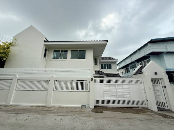 H 2969 ให้เช่าบ้านเดี่ยวรีโนเวทใหม่ย่านหัวหมาก พื้นที่ใช้สอย 200 ตรม บนที่ดิน 50 ตรว  ถนนรามคำแหง แขวงหัวหมาก เขตบางกะปิ กรุงเทพฯ