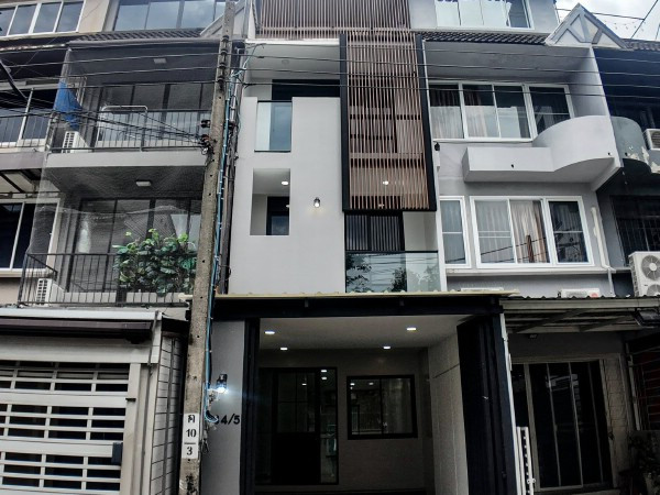 TH 1024 ขายทาวนโฮมย่านสุขุมวิท65  รีโนเวทใหม่ ใจกลางสุขุมวิท แขวงพระโขนงเหนือ เขตวัฒนา กรุงเทพฯ