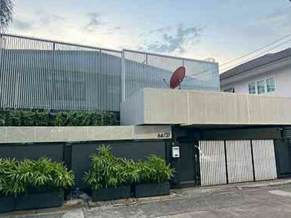 H 2989 ขายหรือให้เช่าบ้านโมเดิรนสไตลใกล้รถไฟฟ้าลาดพร้าว83 พื้นที่ใ้ช้สอย 500 ตรม พิกัดซอยลาดพร้าว 83 แขวงคลองเจ้าคุณสิงห เขตวังทองหลาง กรุงเทพฯ ภาพที่ 2