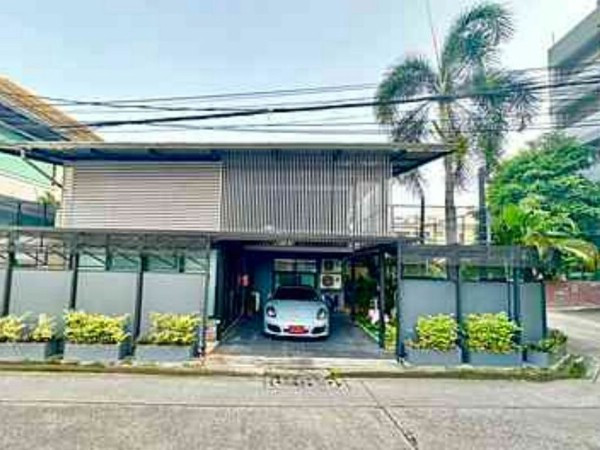 H 2989 ขายหรือให้เช่าบ้านโมเดิรนสไตลใกล้รถไฟฟ้าลาดพร้าว83 พื้นที่ใ้ช้สอย 500 ตรม พิกัดซอยลาดพร้าว 83 แขวงคลองเจ้าคุณสิงห เขตวังทองหลาง กรุงเทพฯ