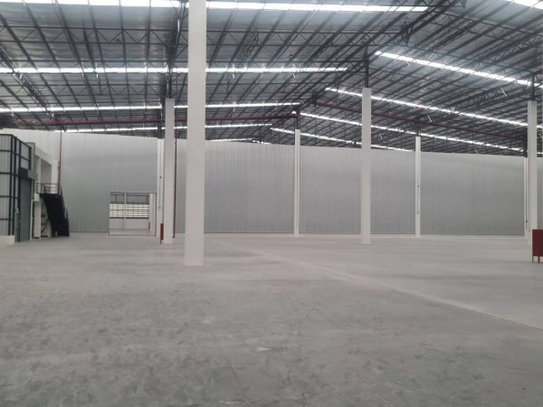 F 4989 ให้เช่าโรงงานโกดังพร้อมสำนักงานย่านพานทองชลบุรี  ขนาด 2883 ตรม พื้นที่สีม่วง บริเวณอำเภอพานทอง ชลบุรี ทำเลดีติดถนนหลัก เข้าออกสะดวก