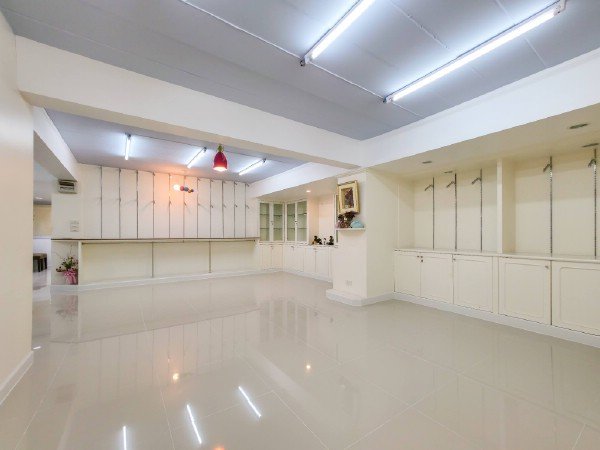 OF 1050 ให้เช่าให้เช่าโฮมออฟฟิศโชวรูมย่านถนนพระราม4 ขนาด 200 ตรมพิกัดแขวงพระโขนง เขตคลองเตย กรุงเทพฯ  ด้านหน้าตกแต่ง renovate ได้ตามชอบ