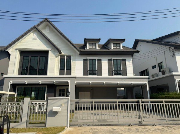 H 3032 ให้เช่าบ้านบ้านหรูสไตลยุโรปย่านแฟชั่นไอสแลนด โครงการบุราสิริ ปัญญาอินทรา  หมู่บ้านอยู่ติดถนนปัญญารามอินทราแขวงบางชัน เขตคลองสามวา กรุงเทพมหานคร