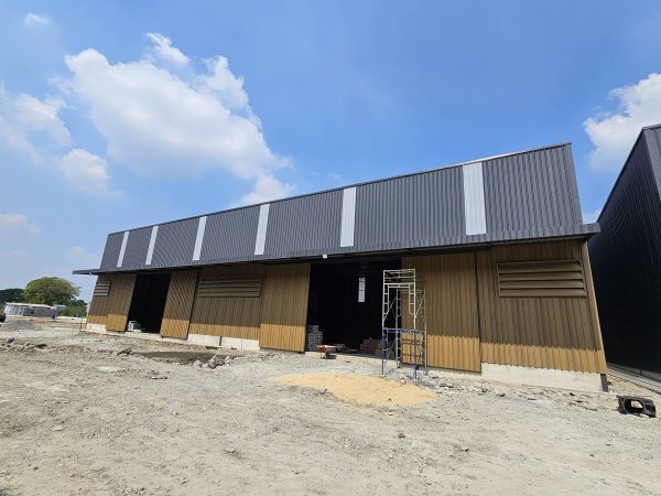 โกดังสุขาภิบาล ให้เช่าติดตลาดนัดเลียบด่วน ห้าแยกวัชรพล เพียง300มจากตลาดถนอมมิตร มองเห็นจากถนนใหญ่