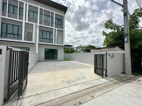 TH 0900 ให้เช่าทาวนโฮมใหม่ย่านซอยสตรีวิทยา2 พิกัดแขวงลาดพร้าว เขตลาดพร้าว กรุงเทพฯ เป็นหลังใหม่ พร้อมเข้าอยู่