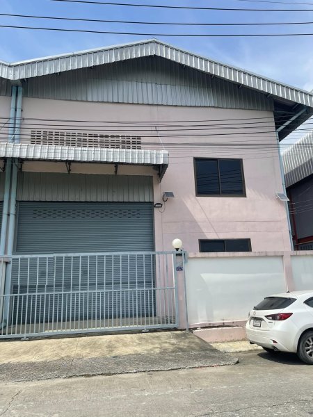 F 2894 ให้เช่าโกดังโรงงานบริเวณปากเกร็ดนนทบุรี พร้อมออฟฟิศ 2 ชั้น  ชั้นบนเป็นห้องนอนได้   2 ห้องนำ้ ประตูไฟฟ้า ไฟฟ้า 3 เฟส