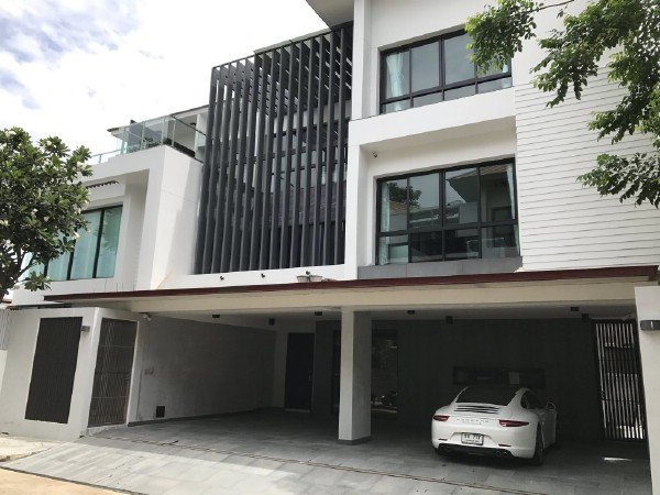 H 3034 ให้เช่าบ้านใหม่หรูพร้อมสระน้ำส่วนตัวย่านรามคำแหง โครงการหมู่บ้านอิสระพระราม 9  ซอยรามคำแหง 24 แขวง หัวหมาก เขต บางกะปิ กรุงเทพมหานคร