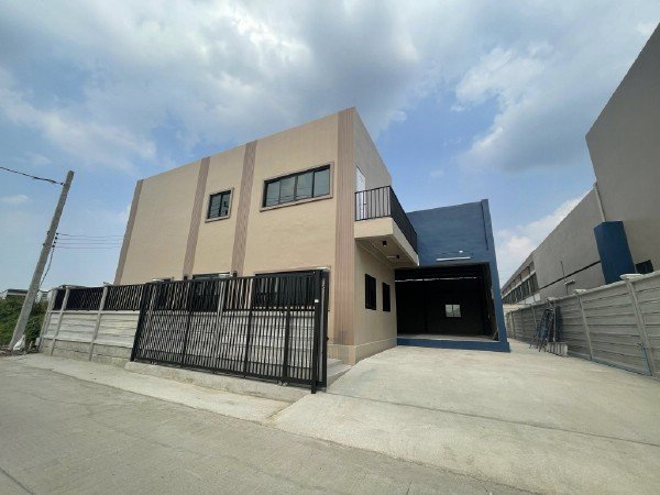 F 5154 ให้เช่าโรงงานโกดังพร้อมออฟฟิศสร้างใหม่ย่านบางบัวทอง พื้นที่ใช้สอยรวม 380 ตรม บนที่ดิน 100 ตรว พิกัดถนนปิ่นบังอร ตำบลบางรักพัฒนา อำเภอบางบัวทอง นนทบรึ