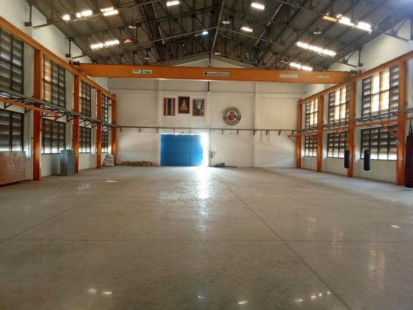 F 5159 ให้เช่าโรงงานโกดังย่านถนนพัฒนาชนบท3 ลาดกระบัง  พื้นที่ใช้สอย 1100 ตรม ติดตั้งเครนได้ รถใหญ่ เข้าออกได้ มีเครนพร้อมใช้งาน เหมาะเป็นโรงงาน