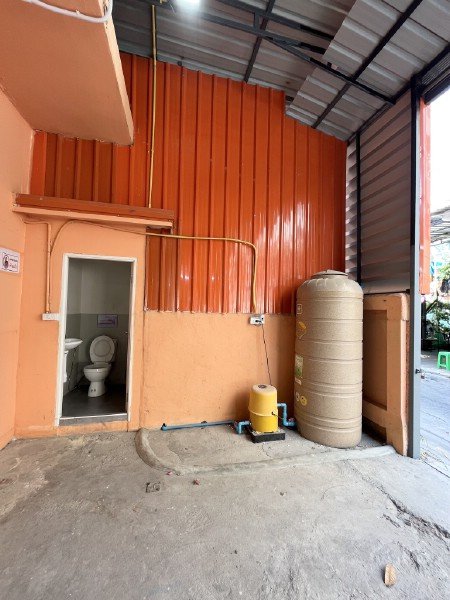 F 3251  ให้เช่าโกดังพร้อมออฟฟิศ รัชดาภิเษก 268 ตรม ทำเลทองซอยสถานทูตจีนดินแดง ใกล้ MRT และเซ็นทรัลพระราม 9 ประตูเปิดได้ 2 ฝั่ง