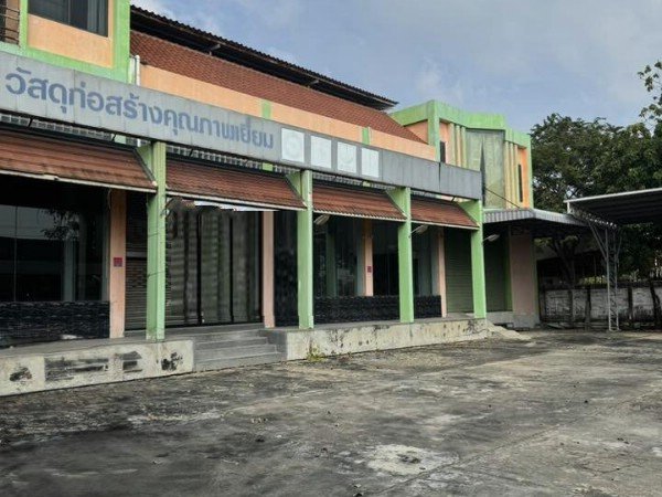 อาคารโชวรูมพร้อมออฟฟิศหรู สไตลโมเดิรน ริมถนนบรมราชชนนี สาย 3 พื้นที่กว่า 2100 ตรม ที่จอดรถเพียบ
