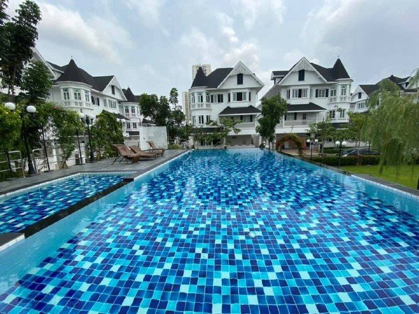 ให้เช่าบ้านเดี่ยวหรูสไตลวิคตอเรียน 3 ชั้น โครงการแฟนตาเซีย วิลล่า 4 Fantasia Villa 4  บางนา